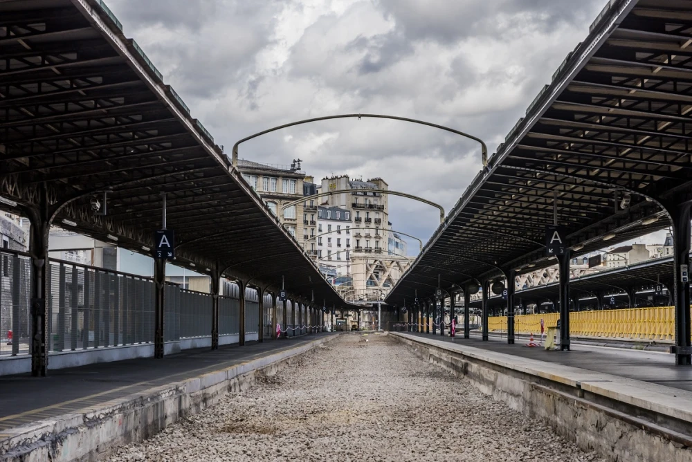 Vue du ballast sans les voies entre les quais 1 et 2 de la gare de Paris-Est