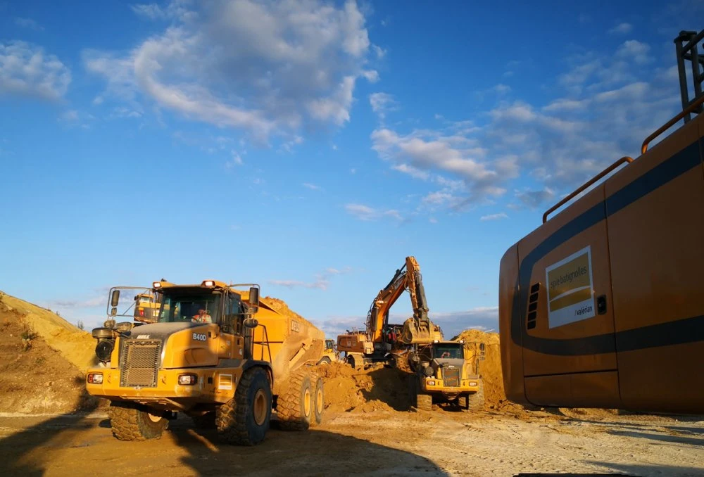 Engins de travaux en action en zone G