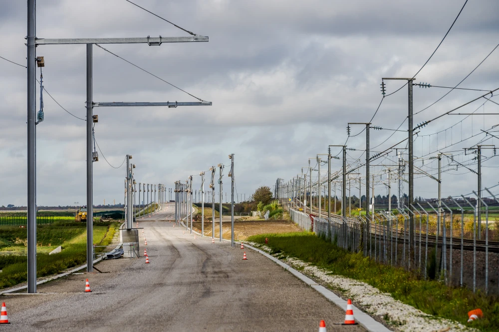 Installation des caténaires le long de la LGV sur les voies nouvelles