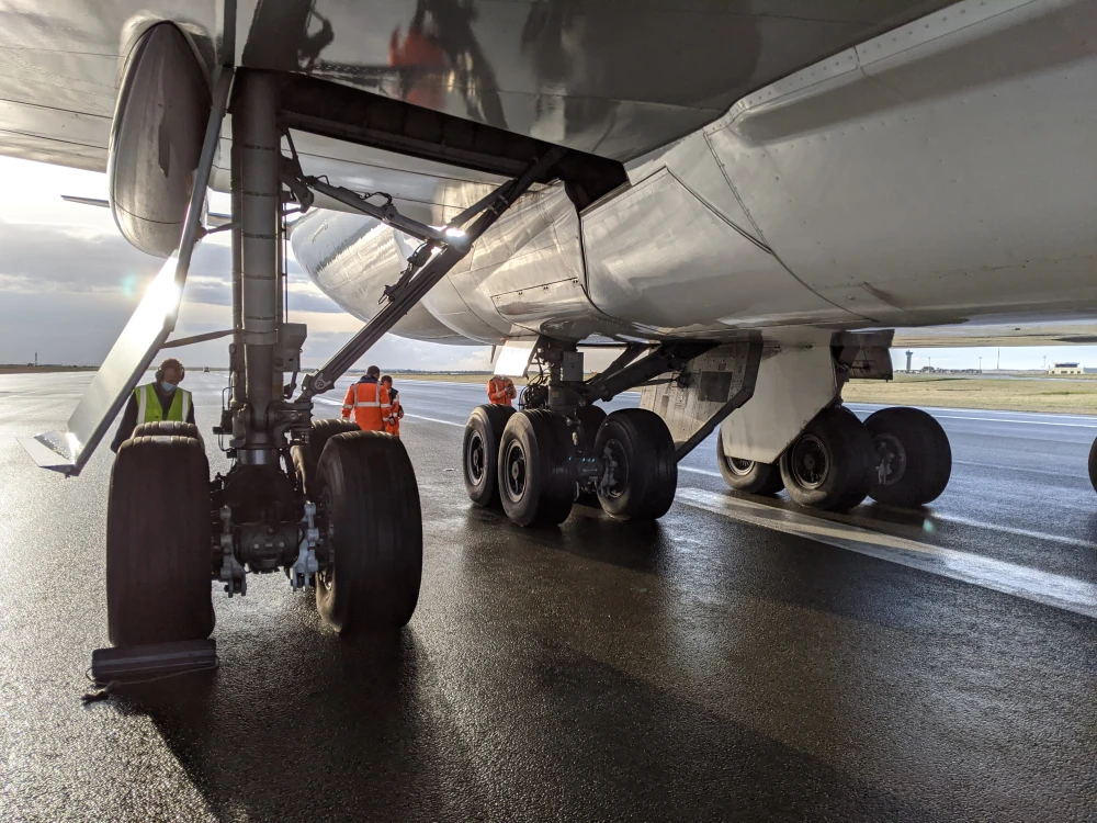 Inspection des agents de terrain au niveau des roues de l'avion-cargo