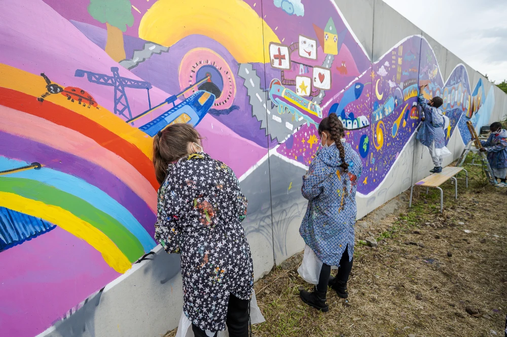 Fresque produite par les enfants du groupe scolaire Niki de Saint Phalle