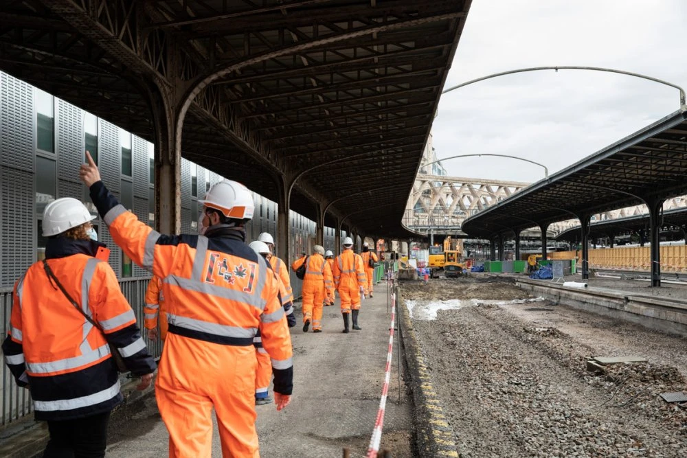 Visite des administrateurs du chantier sur le quai n°1 en gare de Paris-Est