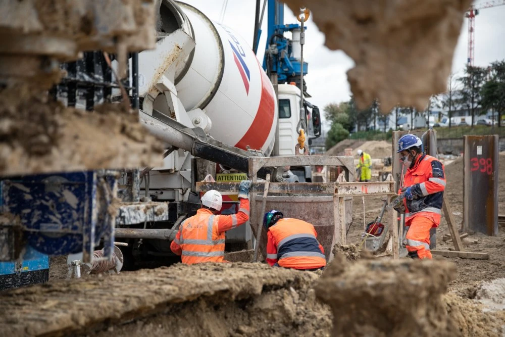 Les ouvriers en train de solidifier la tranchée ouverte à la sortie de Cap 18